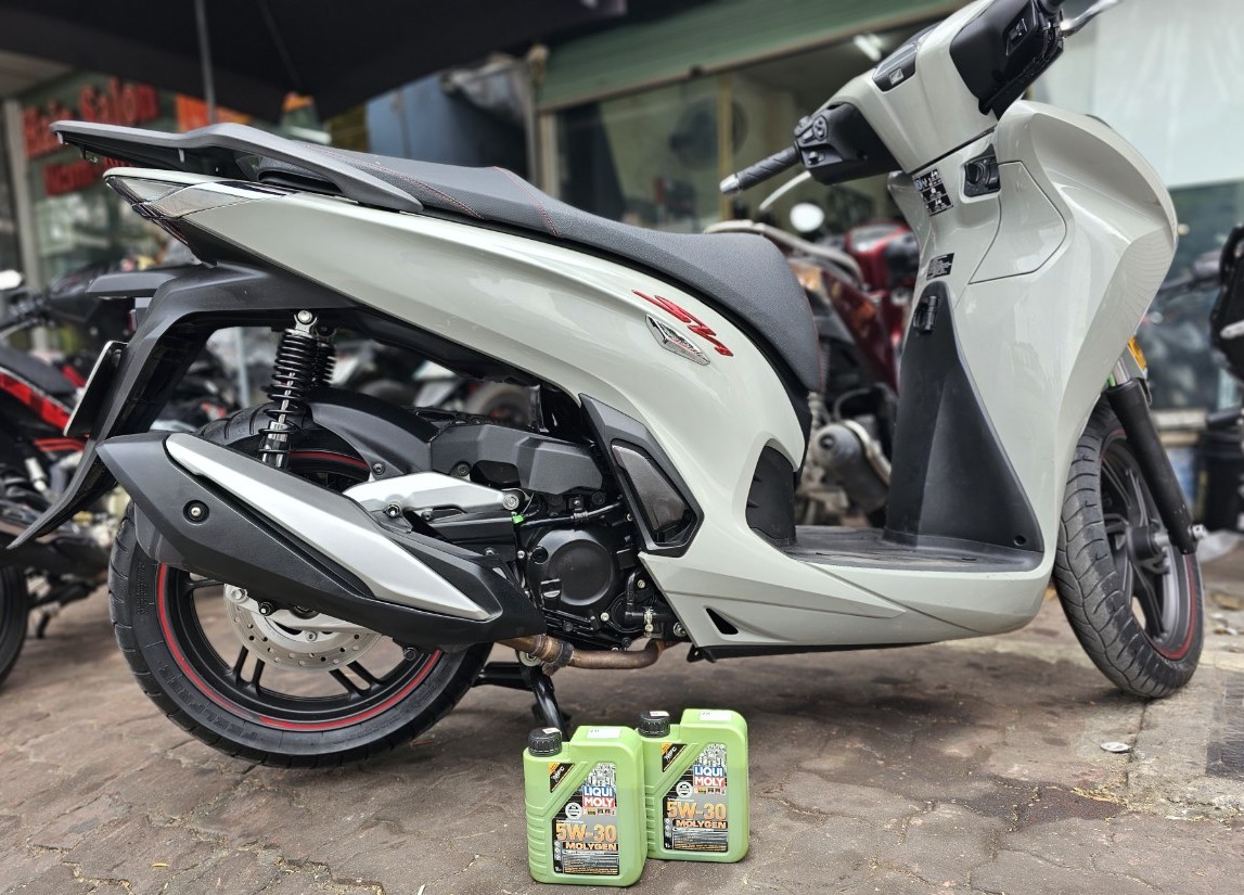 Liqui Moly Molygen 5W30 thay cho xe tay ga