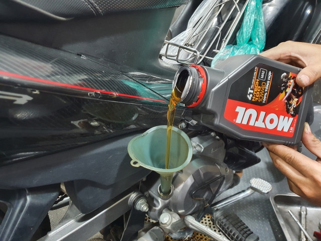 Nhớt Motul H-Tech 100 4T 10W40 phù hợp cho tất cả các loại xe moto