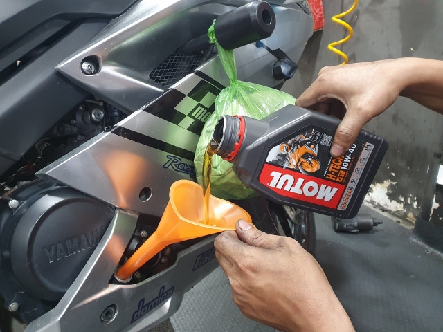 Motul H-Tech 100 4T 10W40 động cơ hoạt động bền bỉ, êm ái, phù hợp chạy xe đường dài