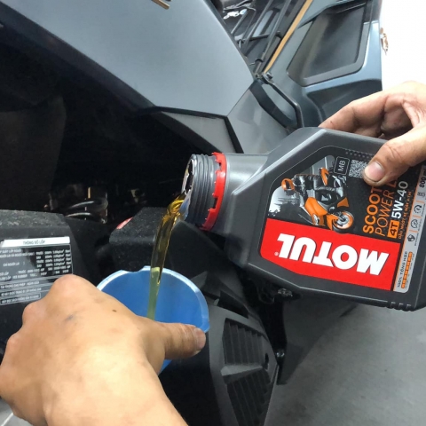 Dầu nhớt MOTUL SCOOTER POWER LE 5W40 800ml